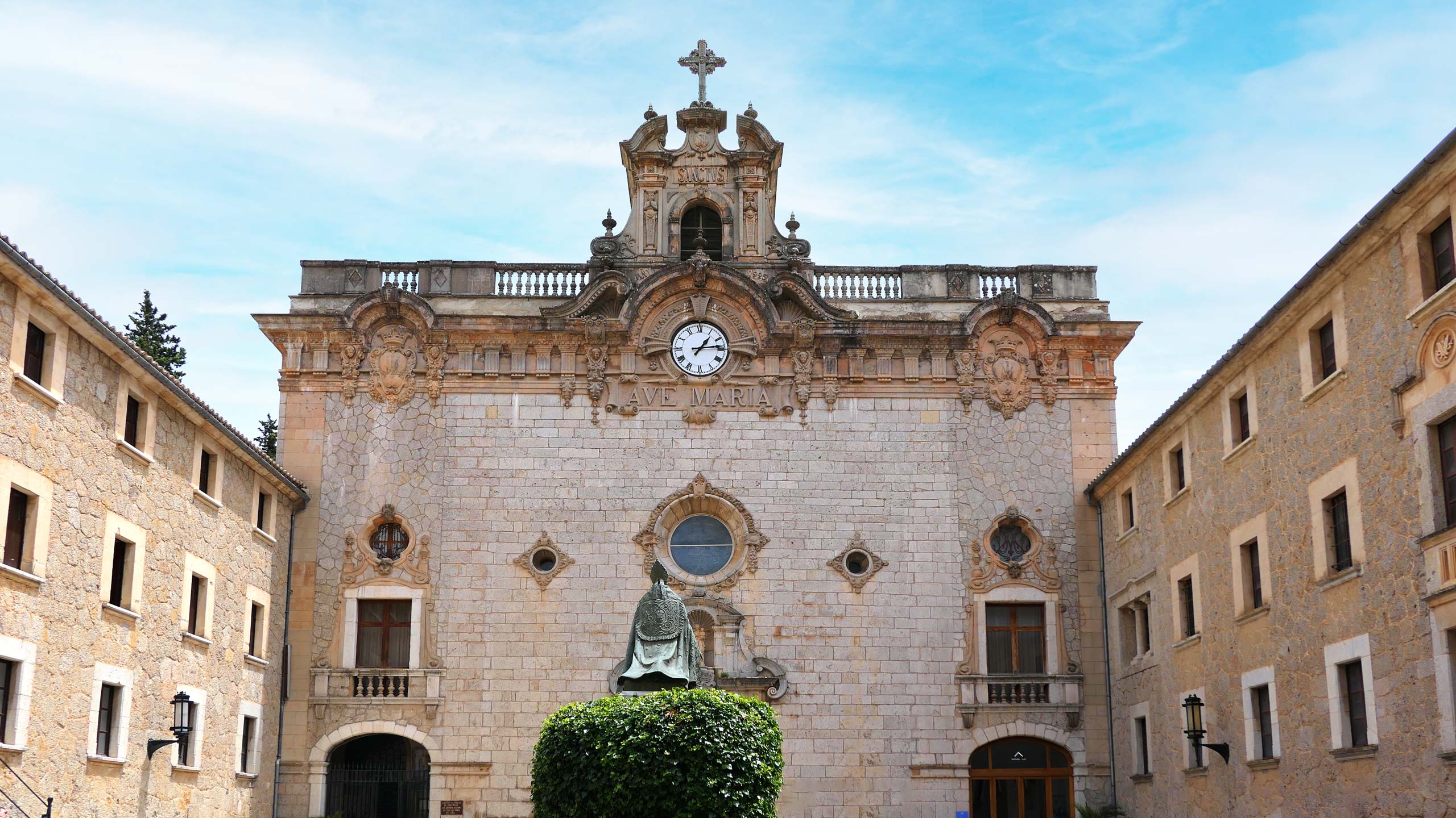 Das Kloster Lluc (Santuari de Lluc) liegt auf einer Höhe von 525 m in der Serra de Tramuntana im Nordwesten der Insel Mallorca perfekt für einen schönen Ausflugstag.