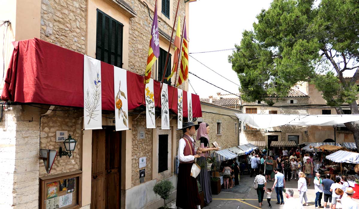 Das mallorquinische Kräuterfest „Fira de ses Herbes“ findet jedes 2. Wochenende im Juni in Selva auf Mallorca statt, dabei dreht sich dabei alles um Pflanzen und Kräuter.