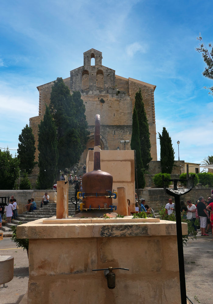 Das mallorquinische Kräuterfest „Fira de ses Herbes“ findet jedes 2. Wochenende im Juni in Selva auf Mallorca statt, dabei dreht sich dabei alles um Pflanzen und Kräuter.