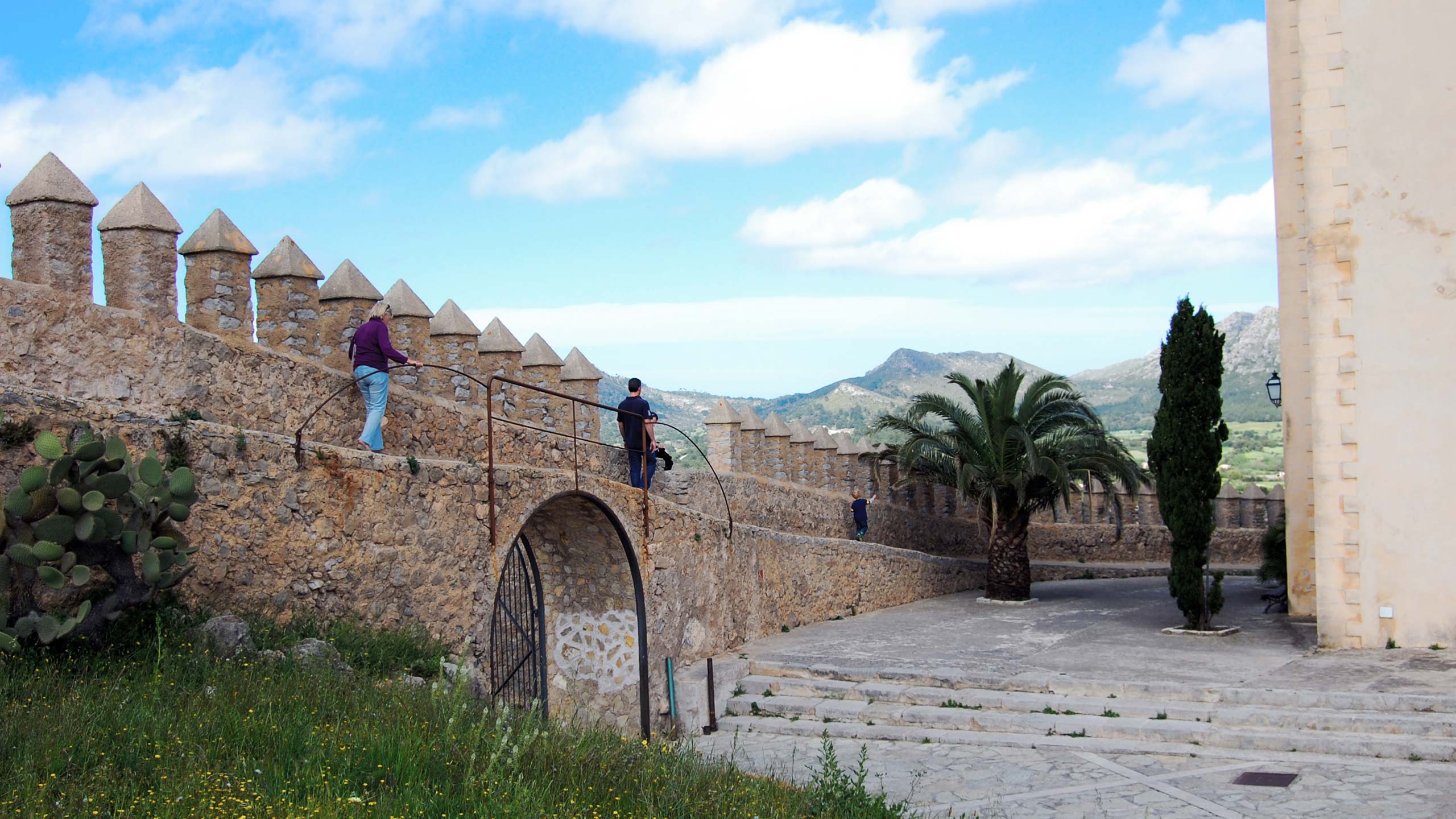 An der Nordostküste von Mallorca liegt das romantische Städtchen Artá. Oben auf dem Hügel befindet sich die Wallfahrtskirche Sant Salvador, von wo aus man einen einmaligen Rundblick hat.
