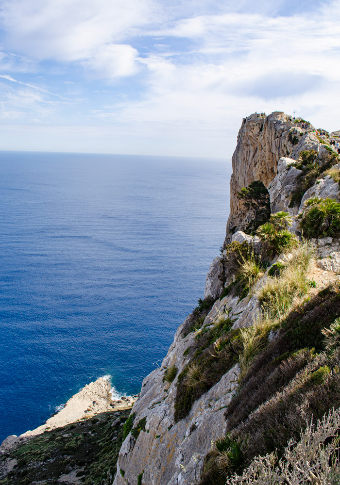 Nach einer 14 km langen Serpentinenstraße von Port de Pollença kommt man zum Nördlichsten Punkt Mallorcas, dem Cap Formentor. Diese Steilküste wird von den Mallorquinern „Treffpunkt der Winde“ genannt.