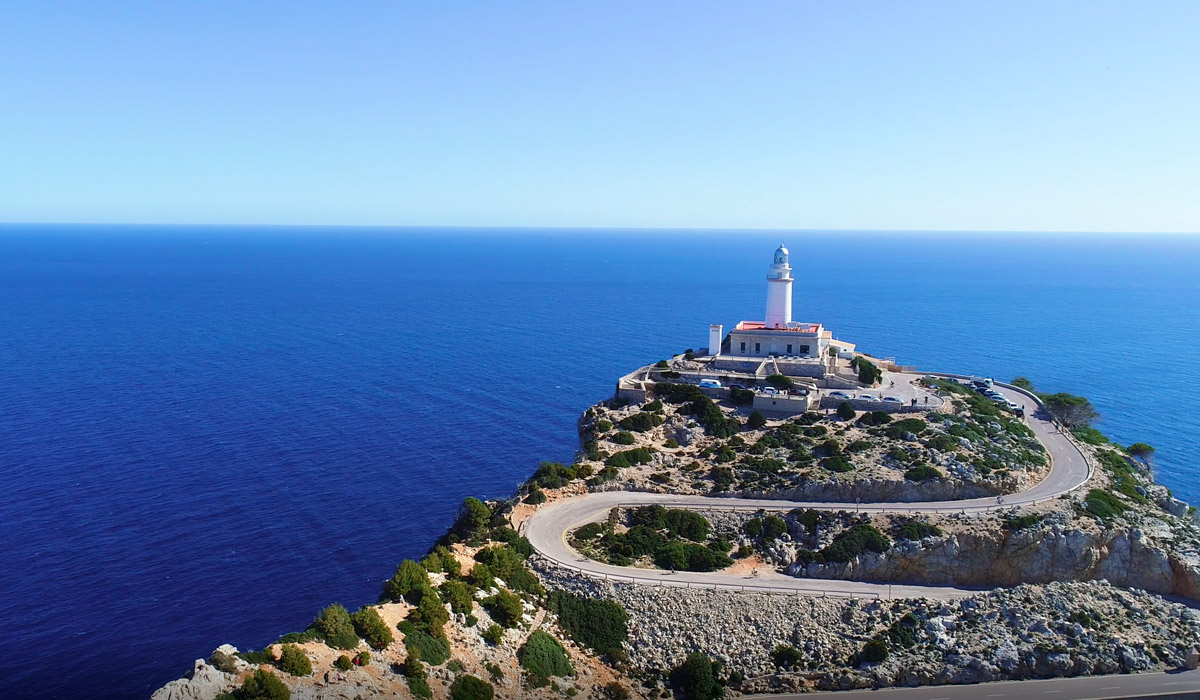 Nach einer 14 km langen Serpentinenstraße von Port de Pollença kommt man zum Nördlichsten Punkt Mallorcas, dem Cap Formentor. Diese Steilküste wird von den Mallorquinern „Treffpunkt der Winde“ genannt.