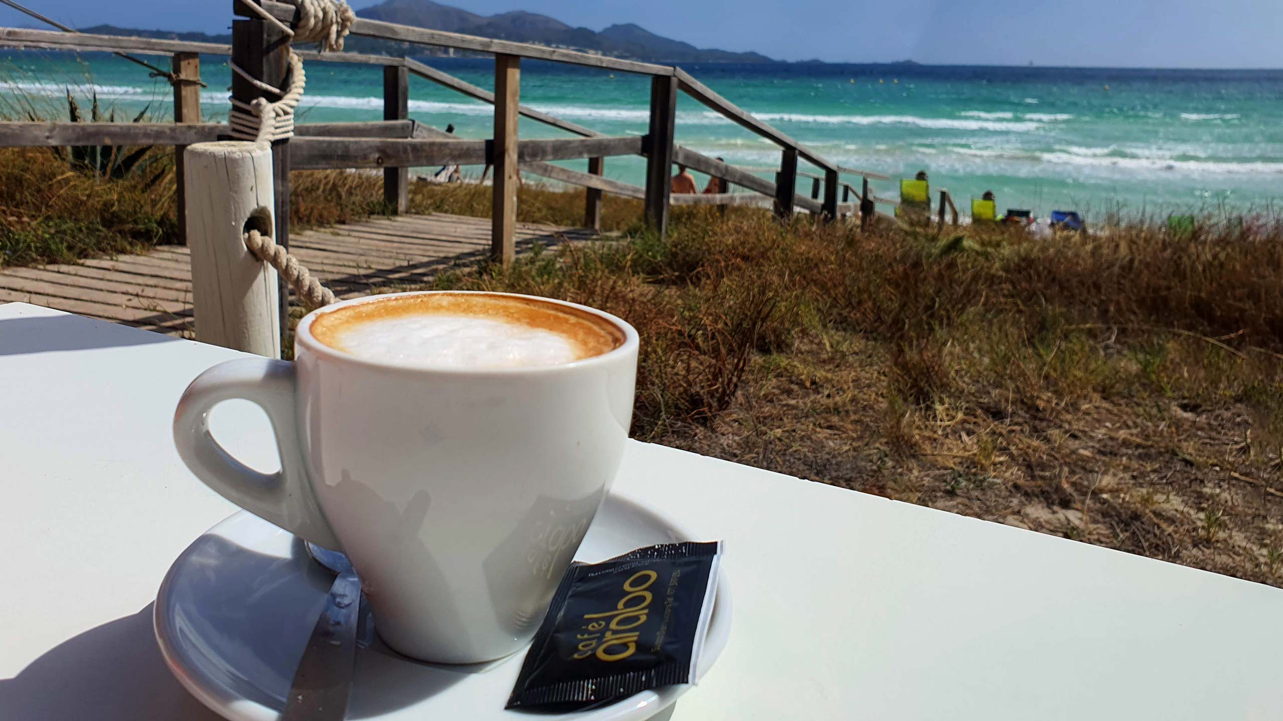 Auf Mallorca am Strand schmeckt der Kaffee einfach am besten. Hier eine kleine spanische Kaffeekunde mit den bekanntesten Kaffeespezialitäten.