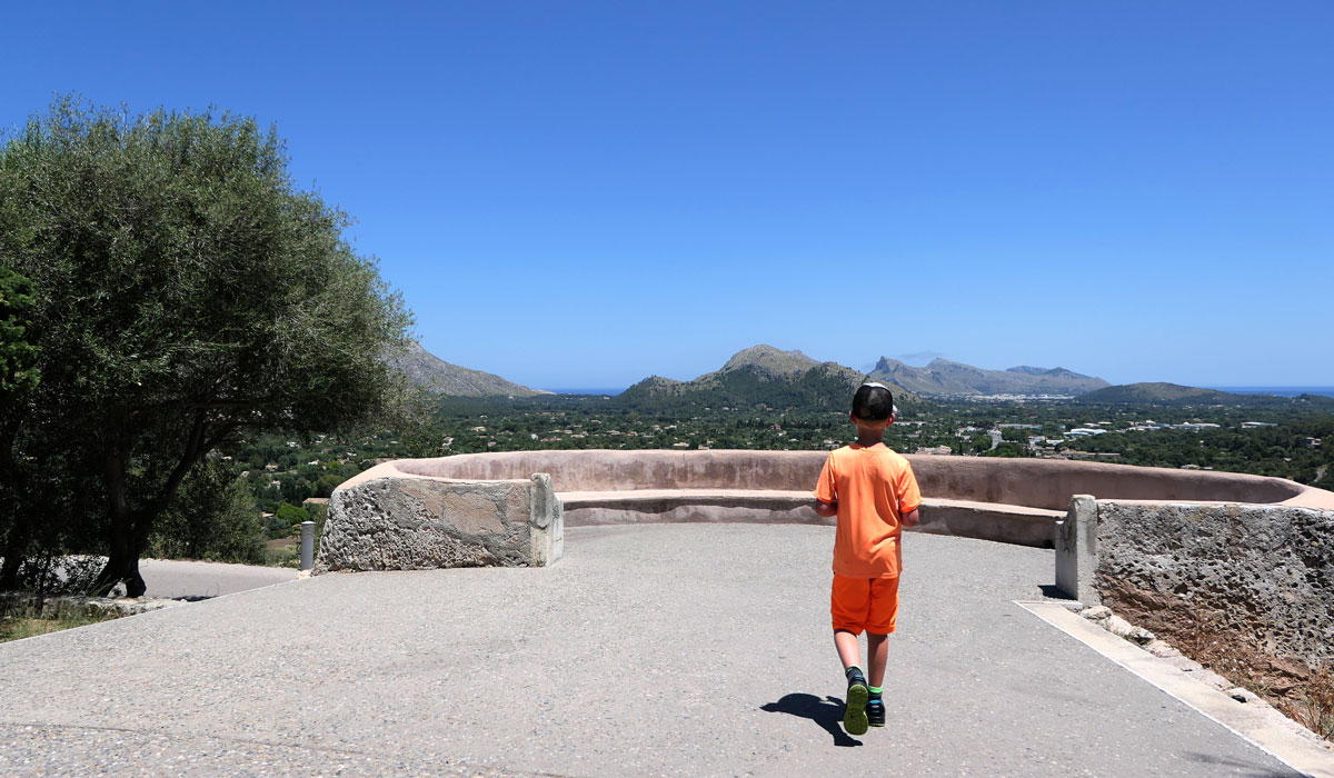 Die 365 Stufen, die den Kalvarienberg in Pollença auf Mallorca hinaufführen, stehen jeweils für einen Tag im Jahr. Falls ihr Lust und viel Zeit habt, denkt beim Aufstieg an jeden einzelnen Tag des vergangenen Jahres. Was ist passiert, was war besonders schön.